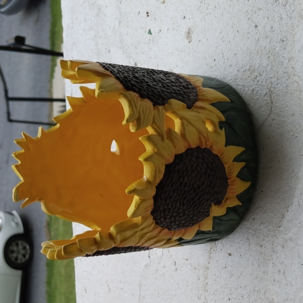 Ceramic sunflower candle holder and tablecloth